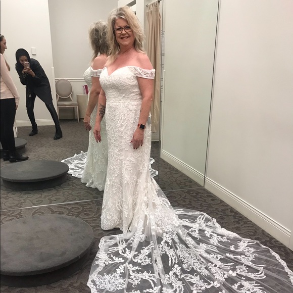 Wedding dress NEW NEVER WORN - Picture 1 of 12